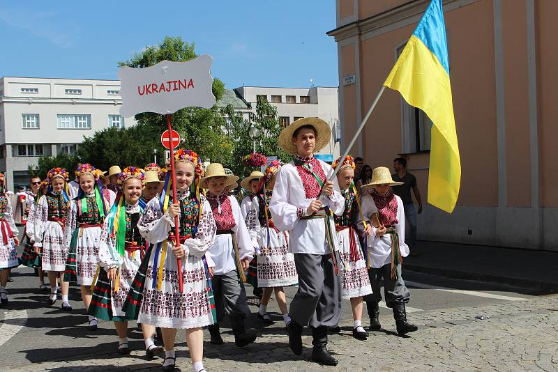 Účastníci festivalu Kunovské léto prošli ulicemi Uherského Hradiště.