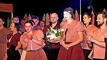 S nevšedním zájmem diváků, které neodradilo ani občasné mrholení, se setkalo ve skanzenu na Modré představení Na druhé koleji 14.32 aneb Moravský kabaret.