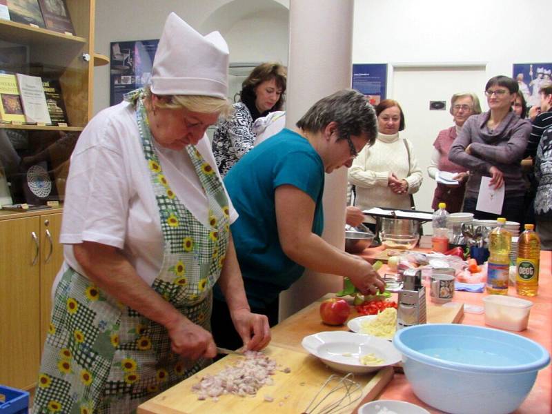 Marie Lekešová ve Slováckém muzeu předvedla, jak vařit levně, chutně a přesto zdravě.