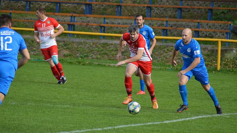 Fotbalisté Ořechova (v modrých dresech) v 10. kole krajské I. B třídy skupiny C přehráli Slavkov 4:0