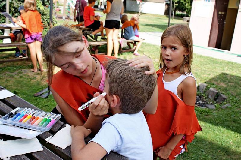 Malí indiáni osídlili hradišťskou Zahradu lišky Bystroušky