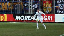 Fotbalisté Slovácka (v bílých dresech) se ve šlágru 18. kola HET ligy utkali se Spartou Praha. Televizní duel ovlivnilo mrazivé počasí. Foto: Deník/Stanislav Dufka