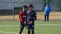 Fotbalisté Slovácka B (modré dresy) v přípravném zápase porazili divizní Hodonín 2:0. Oba góly vstřelil Pavel Juroška.