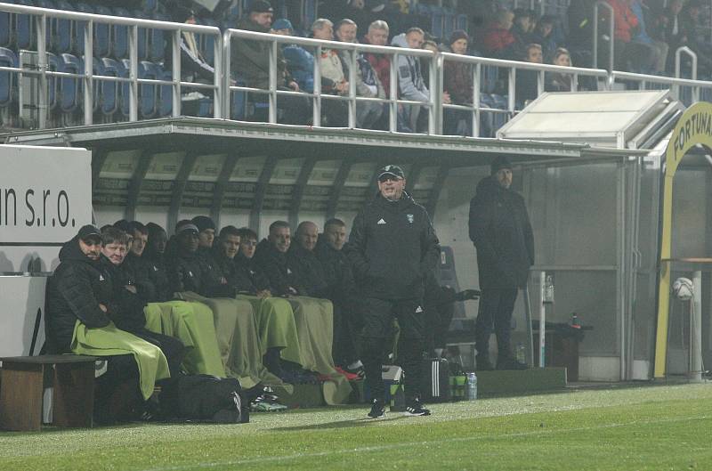 Fotbalisté Slovácka (bílé dresy) se v osmifinále MOL Cupu utkali s Karvinou.