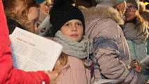 I na uherskohrdišťském Masarykově náměstí před kavárnou Jiné Café se sešly stovky zpěváků, aby si šesticí koled připomněly atmosféru Vánoc na akci Česko zpívá koledy.