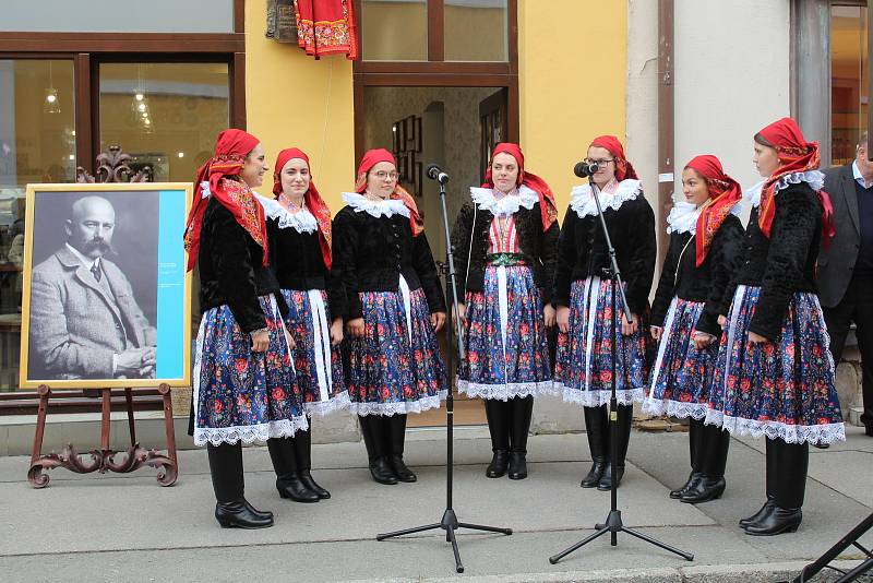 Odhalení pamětní desky malíři Jožovi Úprkovi na domě č. p. 27.  v uherskohradišťské Nádražní ulici