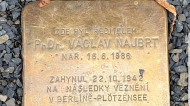 U příležitosti stého výročí Obchodní akademie v Uherském Hradišti se bude konat křest studentského almanachu a položení kamene zmizelých.