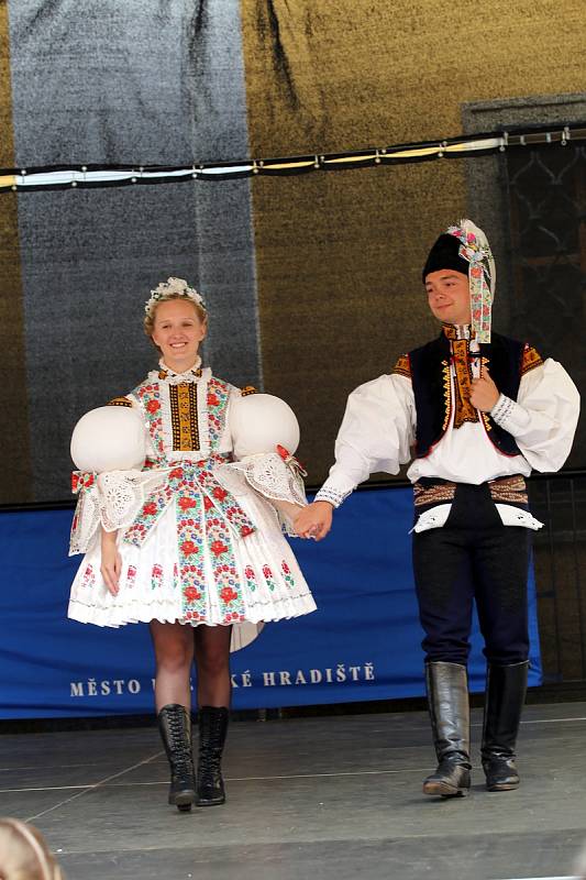 Slovácké slavnosti vína  2017. NEZAPLÉTAJTE MAMIČKO MŇA NA TUHO - účesy a obřadní úprava hlavy žen na Kolejním nádvoří