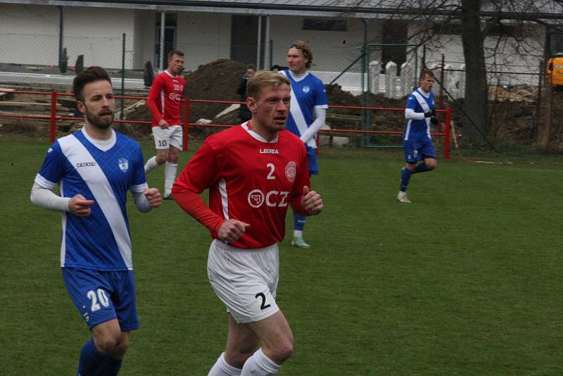 Fotbalisté Uherského Brodu (červené dresy) hráli v sobotu dopoledne s Frýdkem-Místkem bez branek.
