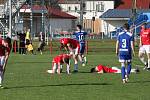 Fotbalisté Uherského Brodu (červené dresy) v sobotu doma podlehli Uničovu 1:2.