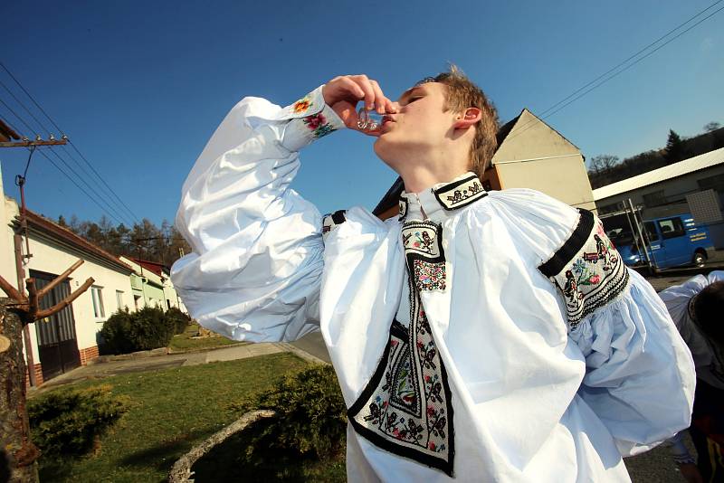 Velikonoční obchůzka   družiny  Vlčnovského  krále  Martina Dareka Franty ve Vlčnově.