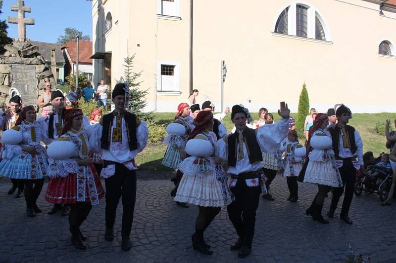 V PLNÉ KRÁSE. Letošní jankovické hody měly všechno, co k nim patří. Stárky, práva, muziky, tance i kladení věnců k památníku padlých.