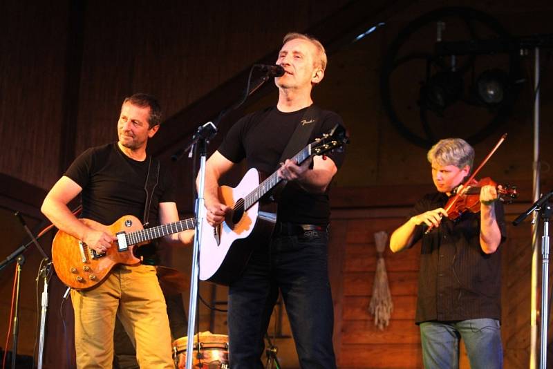 Společný koncert skupiny Čechomor a cimbálové muziky Martina Hrbáče ve Starém Městě.