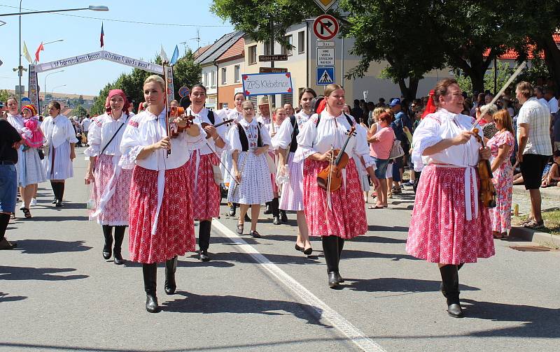 Po pěti letech projela Hlukem jízda králů. Na snímcích slavnostní průvod družiny i folklorisů městem.