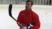 Hokejový útočník New Yorku Rangers Filip Chytil se společně se svým agentem Jaroslavem Balaštíkem a starším bratrem Liborem trénoval na zimním stadionu v Uherském Hradišti.