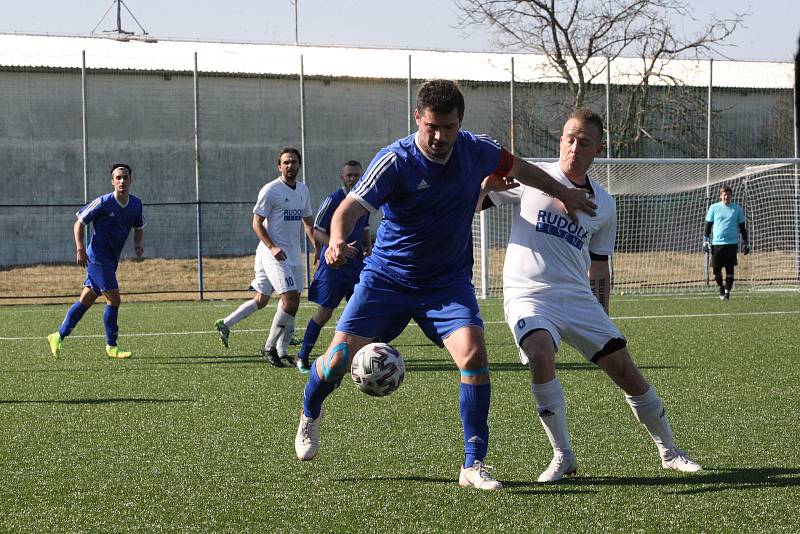 Fotbalisté Kunovic (modré dresy) otočili domácí zápas s Fryštákem, který na umělé trávě porazili 2:1.