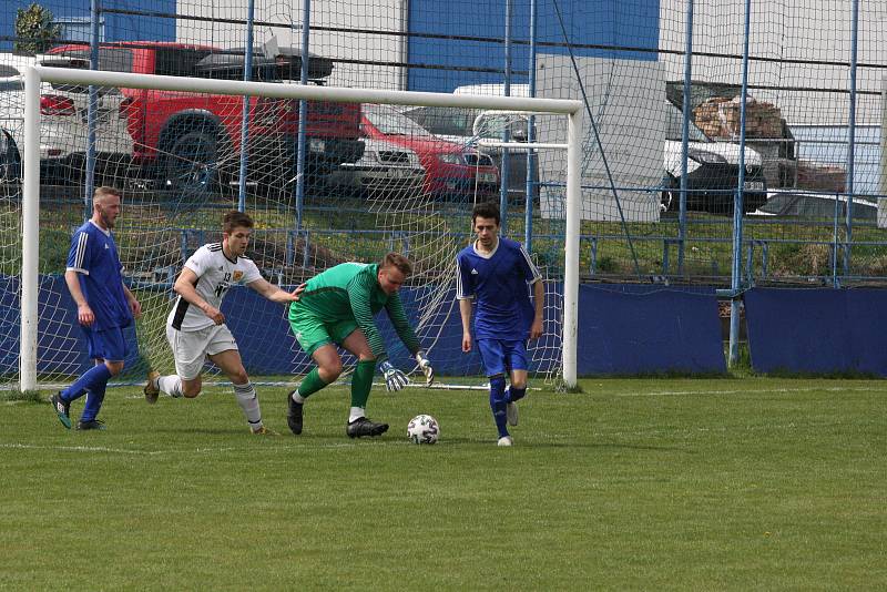 Fotbalisté Kunovic (modré dresy) i přes snaživý výkon doma podlehli Bojkovicím 1:2.