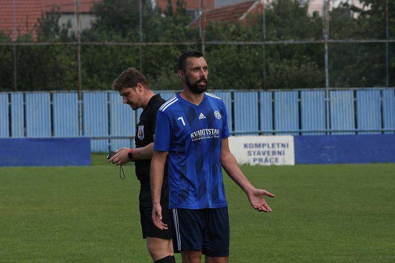 Fotbalisté Kunovic (žluté dresy) v 5. kole krajské I. A třídy skupiny B podlehli favorizovaným Zborovicím 1:2.