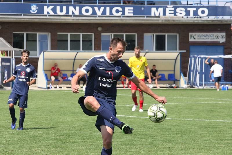 Fotbalisté Kroměříže (ve žlutých dresech)  klopýtli hned na startu nové sezony, když v Kunovicích podlehli béčku Slovácka 3:4.