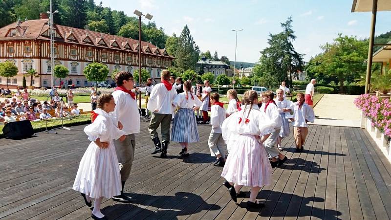  Z Kunovic si do luhačovických lázní si odskočily potěšit milovníky folkloru tři dětské soubory.