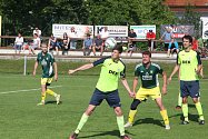 Fotbalisté Nivnice (zelené dresy) v posledním domácím zápase letošní sezony remizovali s Hlukem 3:3.