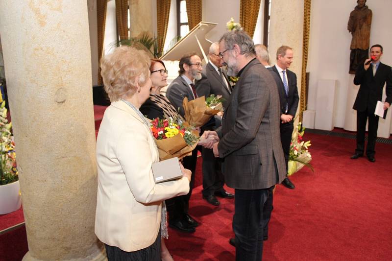 Zlínský kraj ocenil v uherskobrodském Muzeum Jana Ámose Komenského 18 učitelů za jejich práci. Čtveřice oceněných pedagogů byla ze Slovácka.