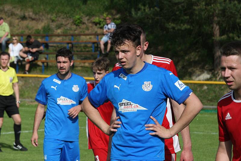 Fotbalisté Ořechova (modré dresy) ve 23. kole I. B třídy skupiny C doma rozstříleli poslední Uherský Ostroh 8:0.