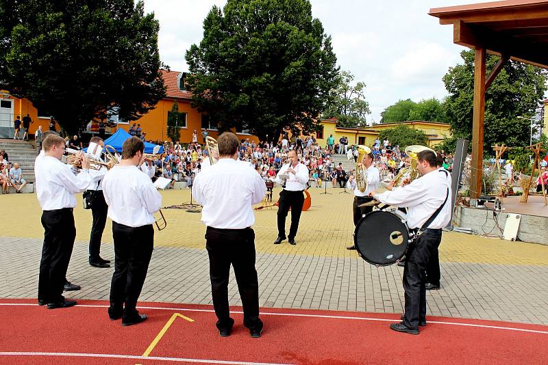 Multifunkční zařízení v areálu školního hřiště v Polešovicích se o třetí srpnové sobotě stalo dějištěm Vinařských slavností a 12. ročníku soutěže a výstavy vín TOP Víno Slovácka 2019.