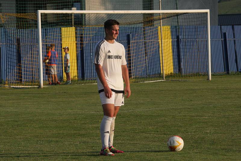 Fotbalisté divizního Strání (žluté barvy) v pátečním přípravném zápase deklasovali Boršice 8:0.