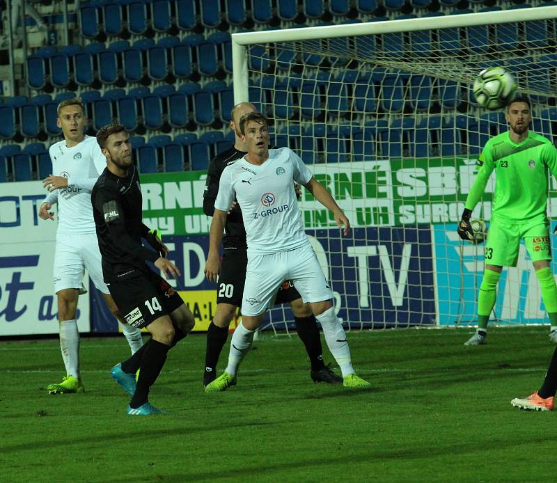 Fotbalisté Slovácka (v bílých dresech) ve 4. kola MOL Cupu přivítali druholigovou Viktorii Žižkov.