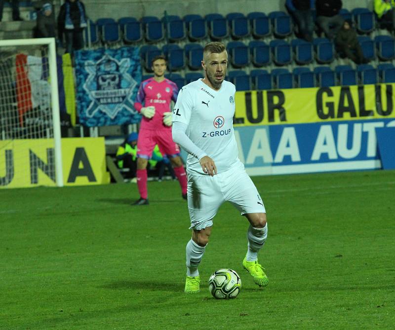 Fotbalisté Slovácka (v bílých dresech) ve 4. kola MOL Cupu přivítali druholigovou Viktorii Žižkov.