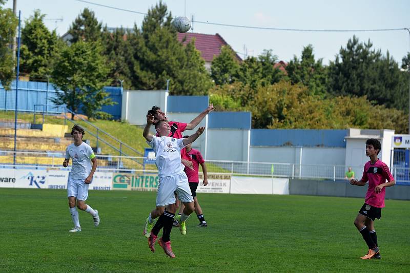 Mladší dorostenci Slovácka (bílé dresy) přehráli Znojmo 6:1.