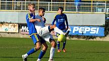 Starší dorostenci Slovácka (bílé dresy) v 15. kole Moravskoslezské ligy zdolali Jihlavu 2:1.