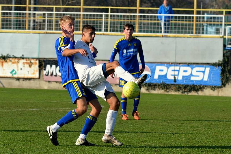 Starší dorostenci Slovácka (bílé dresy) v 15. kole Moravskoslezské ligy zdolali Jihlavu 2:1.