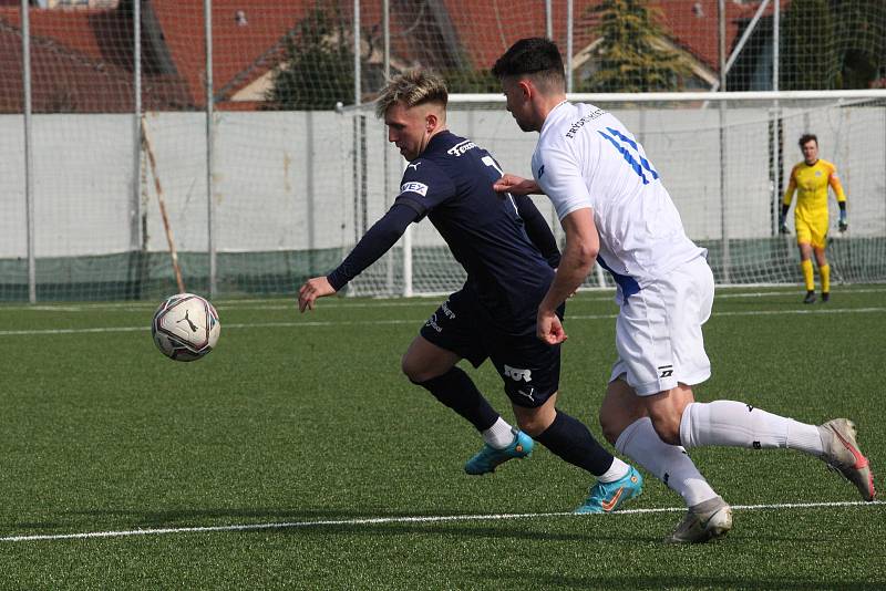 Fotbalisté Slovácka B (modré dresy) ve 20. kole MSFL přehrály Frýdek-Místek 5:1.