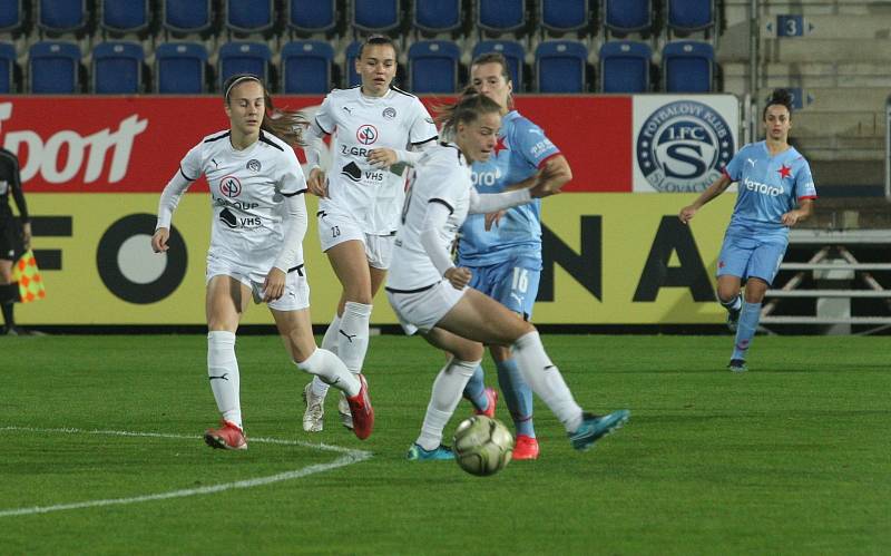 Fotbalistky Slovácka (bílé dresy) se v předehrávce 9. kole první ženské ligy utkaly s vedoucí Slavií Praha.
