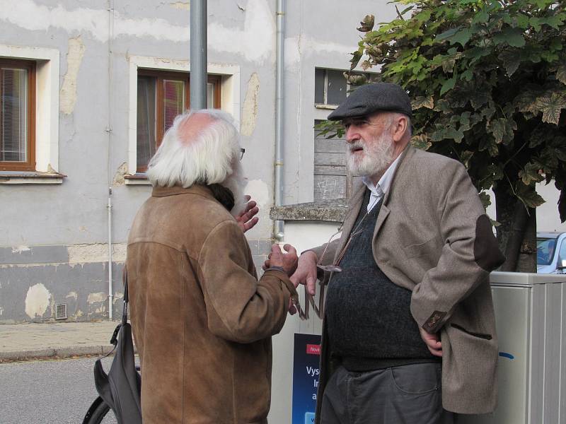 Slavnostní odhalení plakety Nezapomeneme. Jaroslav Kovanda na snímku vpravo.