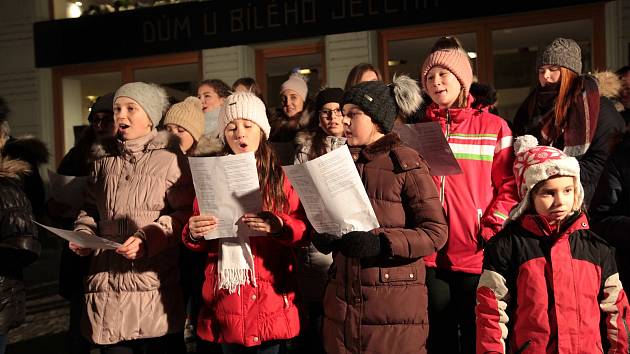 Na pět stovek lidí v Uherském Hradišti podpořilo svým zpěvem Česko zpívá koledy.