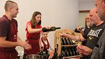 Vzhledem k nepřízni počasí byla nedělní (8. září) výstava vín v Redutě příjemným vyvrcholením XVII. ročníku Slováckých slavností vína a otevřených památek. Vinařství Skalák.