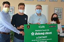 Brankář Slovácka Matouš Trmal  (druhý zleva) s LFA a Datartem potěšili Uherskohradišťskou nemocnici a Dětský domov v Uherském Ostrohu.