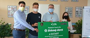 Brankář Slovácka Matouš Trmal  (druhý zleva) s LFA a Datartem potěšili Uherskohradišťskou nemocnici a Dětský domov v Uherském Ostrohu.