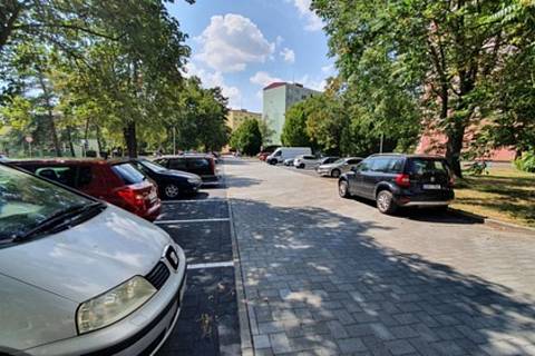 V Hradišti obnovují parkovací místa, pomalu tam přibývá i těch nových. Na snímku ulice Štěpnická.