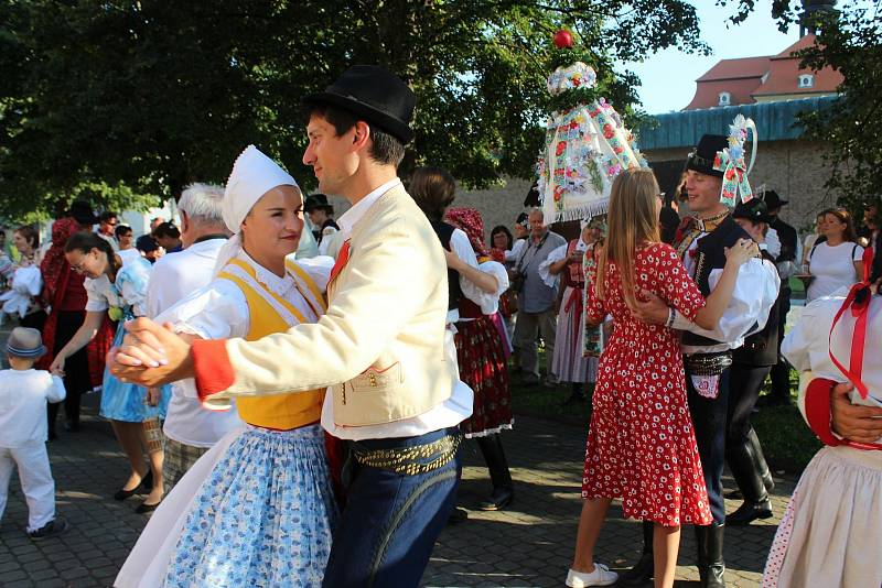 V ulicích poutního Velehradu se v sobotu tancovalo, zpívalo, hrálo a veselilo. Konaly se tam hody.