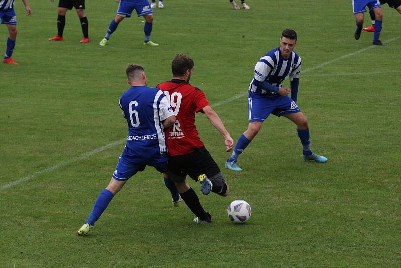 Fotbalisté Zlechova (červené dresy) prohráli ve 2. kole krajského poháru s Nedachlebicemi 1:2 na penalty.