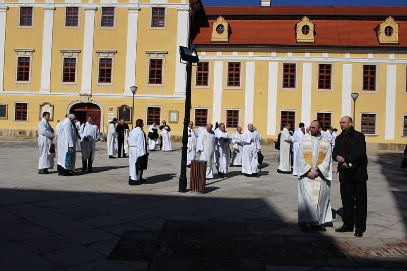 Na šest stovek kněží ze všech diecézí Česka, což je jedna třetina těch, kteří v naší vlasti působí, se včera sjelo do Velehradu na mši svatou, které se zúčastnil kardinál Dominik Duka.