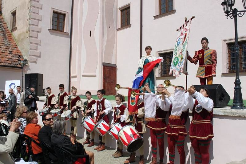 Italové bubnovali ostošest na silnici pod zámkem i v zámeckém nádvoří. 