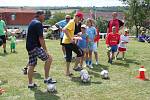 Antonín Panenka malé fotbalisty nezklamal. Navzdory tomu, že je po operaci i druhé kyčle, na Velehrad za nimi přijel, aby otestoval jejich fotbalové dovednosti.