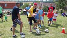 Antonín Panenka malé fotbalisty nezklamal. Navzdory tomu, že je po operaci i druhé kyčle, na Velehrad za nimi přijel, aby otestoval jejich fotbalové dovednosti.