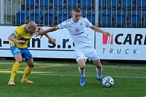Fotbalisté Slovácko (v bílých dresech) v podzimním zápase porazili Teplice 3:2.