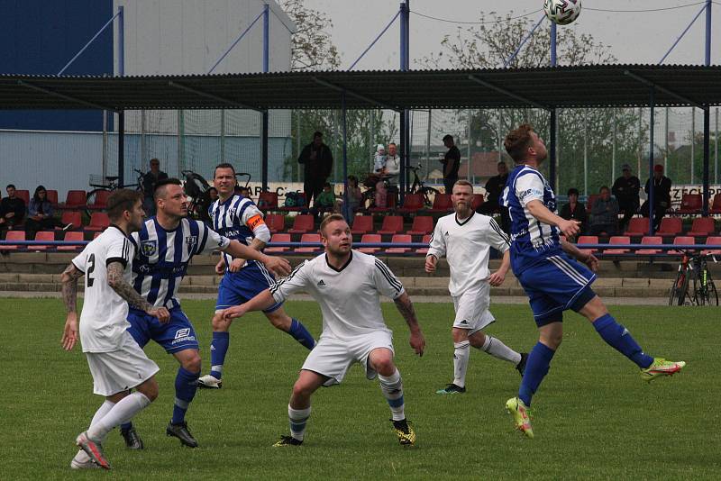 Fotbalisté Kunovic (bílé dresy) ve 21. kola krajské I. A třídy skupiny B podlehli Nedachlebicím 3:5.